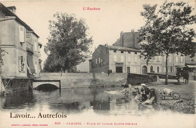 Lavoir place Sainte-Hélène... Autrefois
